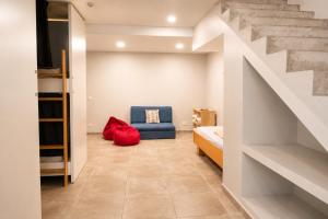ein Schlafzimmer mit Treppe und einem blauen Stuhl in der Unterkunft Arca Nova Hostel - Caminha in Caminha
