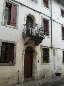 ヴィチェンツァにあるB&B Vaca Moraのバルコニー付きの建物
