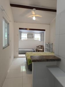 a bedroom with a bed and a ceiling fan at Casa inteira 4 pessoas, 2 quartos, suite ar, 2 banheiros, home office, estacionamento, próx praia Itaúna in Saquarema