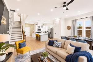 a living room with a couch and a kitchen at Downtown Luxe Retreat - King Bed, Pool, Pong, Billiards, Grill & FREE Coffee in Houston