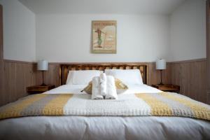 a bed with two stuffed animals on top of it at Ask us for our immersive 3D virtual tour before reservation in Lac-Superieur