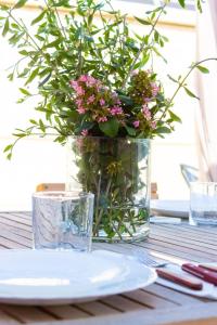 a vase with flowers in it on a table at Quinta do Olival Amarante in Gatão