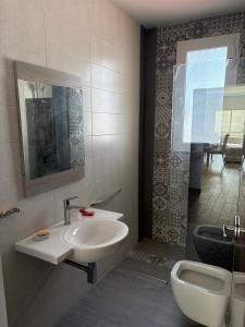 a bathroom with a sink and a toilet at Villa cornich in Banzart