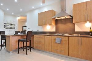 Virtuvė arba virtuvėlė apgyvendinimo įstaigoje Olana Beachfront Apartments