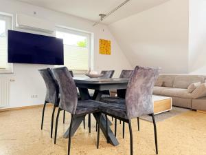 a dining room with a table and chairs at Am Berg und See in Stemwede