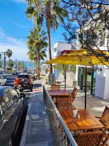 an outdoor cafe with chairs and a yellow umbrella at Hotel Lorimar in La Paz