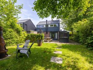 a yard with a bench and a house at De Nordic Escape in Warmenhuizen