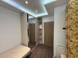 a small bedroom with a bed and a mirror at Villa cornich in Banzart
