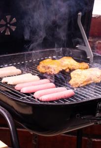 a bunch of hot dogs and chicken on a grill at Munay Wasy Carhuaz in Carhuaz