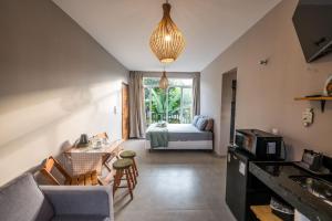 a living room with a couch and a bed at Casa Jabu in Catas Altas