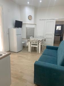 a living room with a blue couch and a table at Leonardo in Veglie