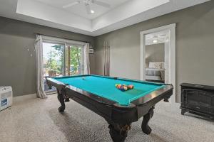 a living room with a pool table in a room at Gulfway Hideaway in Oakland
