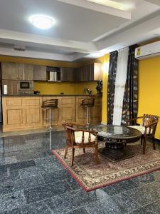 a kitchen with a table and chairs in a room at Villa Char in Accra