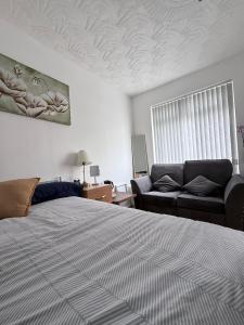 a bedroom with a bed and a couch at Dream easy in Birmingham
