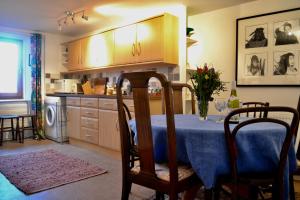 uma cozinha com uma mesa com uma toalha de mesa azul em St Louan's em Alyth