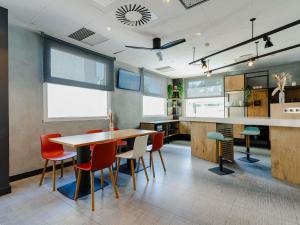 a dining room with a table and chairs at Ibis Barcelona Castelldefels in Castelldefels