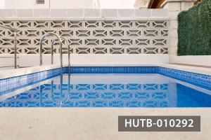 una piscina con ducha en una casa en Apartamento Roca Mar, en Sitges