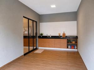 a kitchen with a sink and a counter at Conforto e praticidade em um só local in Rio Verde +1 photo