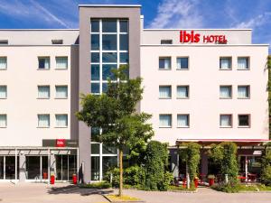 an exterior view of the hicks hotel at ibis Winterthur City in Winterthur