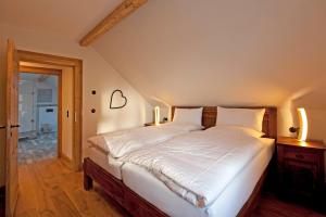 ein Schlafzimmer mit einem großen Bett mit zwei Leuchten in der Unterkunft Hotel 1782 "Außenstelle" Premiumwohnungen - Contactless self check-in in Remscheid