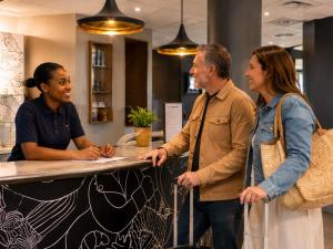 a group of three people standing around a counter at Ibis Orly Chevilly Tram 7 in Chevilly-Larue
