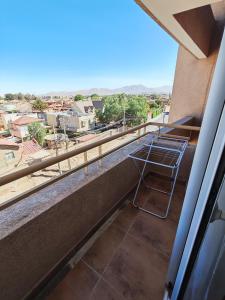 a basket on a balcony with a view of a city at Hermoso y cómodo departamento en edificio in Calama