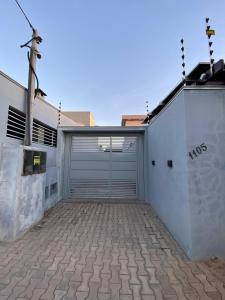 a garage with a door on the side of a building at Lindo APTO bem localizado em Sinop! in Sinop