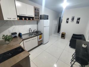 a kitchen with a sink and a counter top at Gk-Hospedagem in Foz do Iguaçu