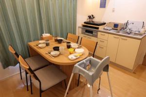 a kitchen with a table and chairs in a kitchen at New コスパ重視セール開催中!久留米駅徒歩5分コンビニ1分!ファミリー 友人快適!キッズエリア大好評 in Kurume