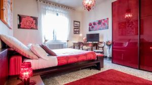 sypialnia z czerwonym łóżkiem i czerwonym dywanem w obiekcie B&B Guerrazzi w Pizie