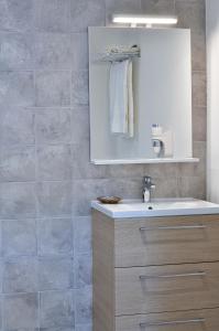 a bathroom with a sink and a mirror at Suite Cotinga, balneo, bien-être, Parc des Oiseaux in Villars-les-Dombes