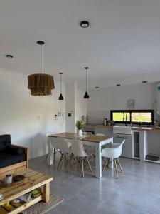 a kitchen and dining room with a table and chairs at Las moras quinta in San Nicolás de los Arroyos