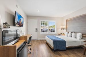 a hotel room with a bed and a tv at Hotel 414 Anaheim in Anaheim +62 photos