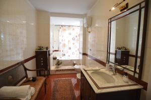 baño con bañera, lavabo y ventana en B&B Cuore Di Napoli, en Nápoles