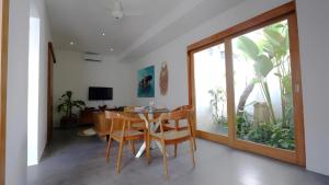 a dining room with a table and chairs at Villa Sarn 1 Sanur in Sanur