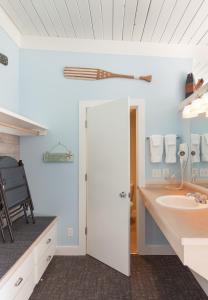 La salle de bains est pourvue d'un lavabo et d'un miroir. dans l'établissement Harborview Inn & RV Park, à Garibaldi