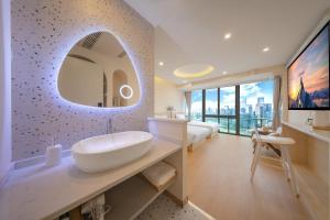a bathroom with a sink and a large mirror at 妮可酒店解放碑店 in Chongqing
