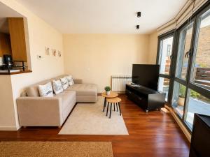 a living room with a couch and a tv at Green Valley Las Margas Golf in Latas