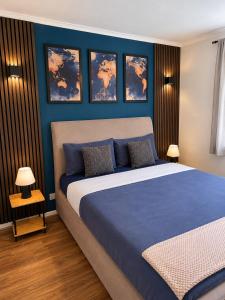 a bedroom with a large bed with blue walls at House in Manchester MVS Snug Urban Hideaway in Manchester