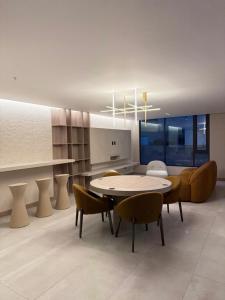 a living room with a table and chairs and a couch at Suite de Lujo la Carolina in Quito