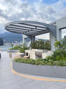 a patio with a table and chairs on a building at Suite de Lujo la Carolina in Quito