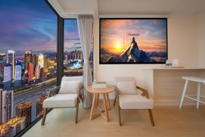 a room with a large window with a view of a city at 妮可酒店解放碑店 in Chongqing