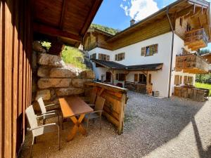 a wooden table and chairs in front of a building at Chalet Kogelleiten in Ramsau