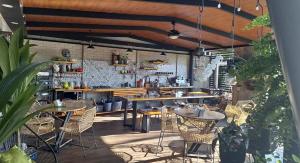 a restaurant with tables and chairs in a room at Hotel Oasis AYA FE in San Isidro de El General