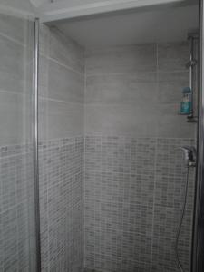 曼訥的住宿－Chez Nanie，浴室铺有白色瓷砖,设有淋浴。