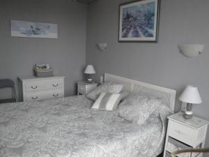 a bedroom with a bed and two night stands and two lamps at Chez Nanie in Mane