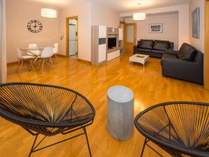 sala de estar con 2 sillas y sofá en Gestión de Alojamientos Apartments, en Pamplona