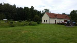 dom na polu trawy w obiekcie Penzion Stará Fořtovna Brdy w mieście Bohutín
