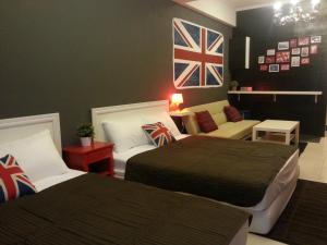 pokój hotelowy z 2 łóżkami i kanapą w obiekcie Summer Kenting B&B w mieście Nanwan