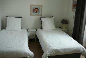 2 Bedrooms Appartement In Central Location on the famous Place Massena Nice tesisinde bir odada yatak veya yataklar